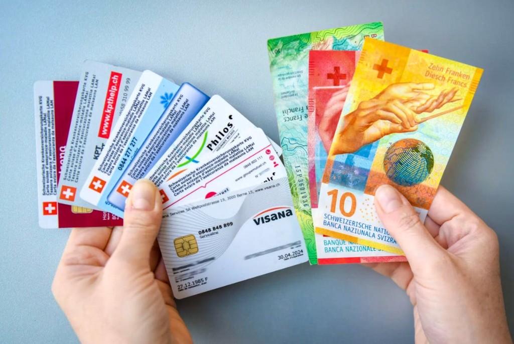 Cartes d'assurance maladie suisses et billets en francs, primes LAMal et complémentaires